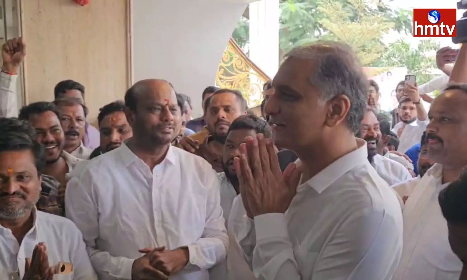 Minister Harish Rao Went to Ram Mohan Goud House Minister Harish Rao Went to Ram Mohan Goud House