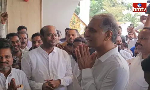 Minister Harish Rao Went to Ram Mohan Goud House