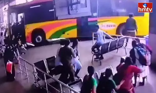 CCTV footage of Bus Accident at Vijayawada