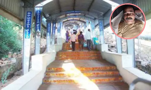 Intelligence Dept DSP Dies at Tirumala Walkway Intelligence Dept DSP Dies at Tirumala Walkway