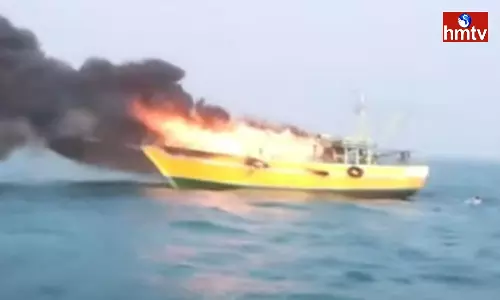 Coast Guard Conducted A Rescue Operation In Kakinada Coast And Rescued 11 Fishermen Coast Guard Conducted A Rescue Operation In Kakinada Coast And Rescued 11 Fishermen