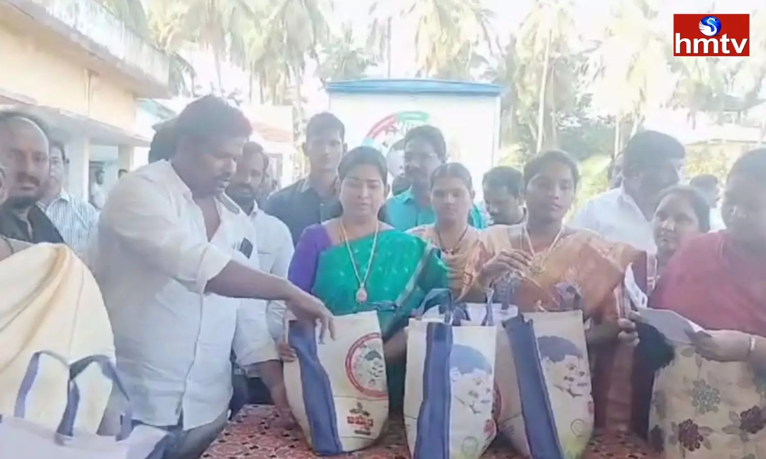 Taneti Vanita visited the Flooded area of East Godavari District