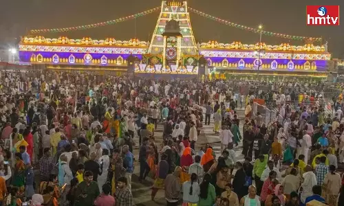 Vaikunta Ekadasi 2023 Vaishnava Temples Crowded With Devotees In Telugu States And Many Vips Visited Tirumala