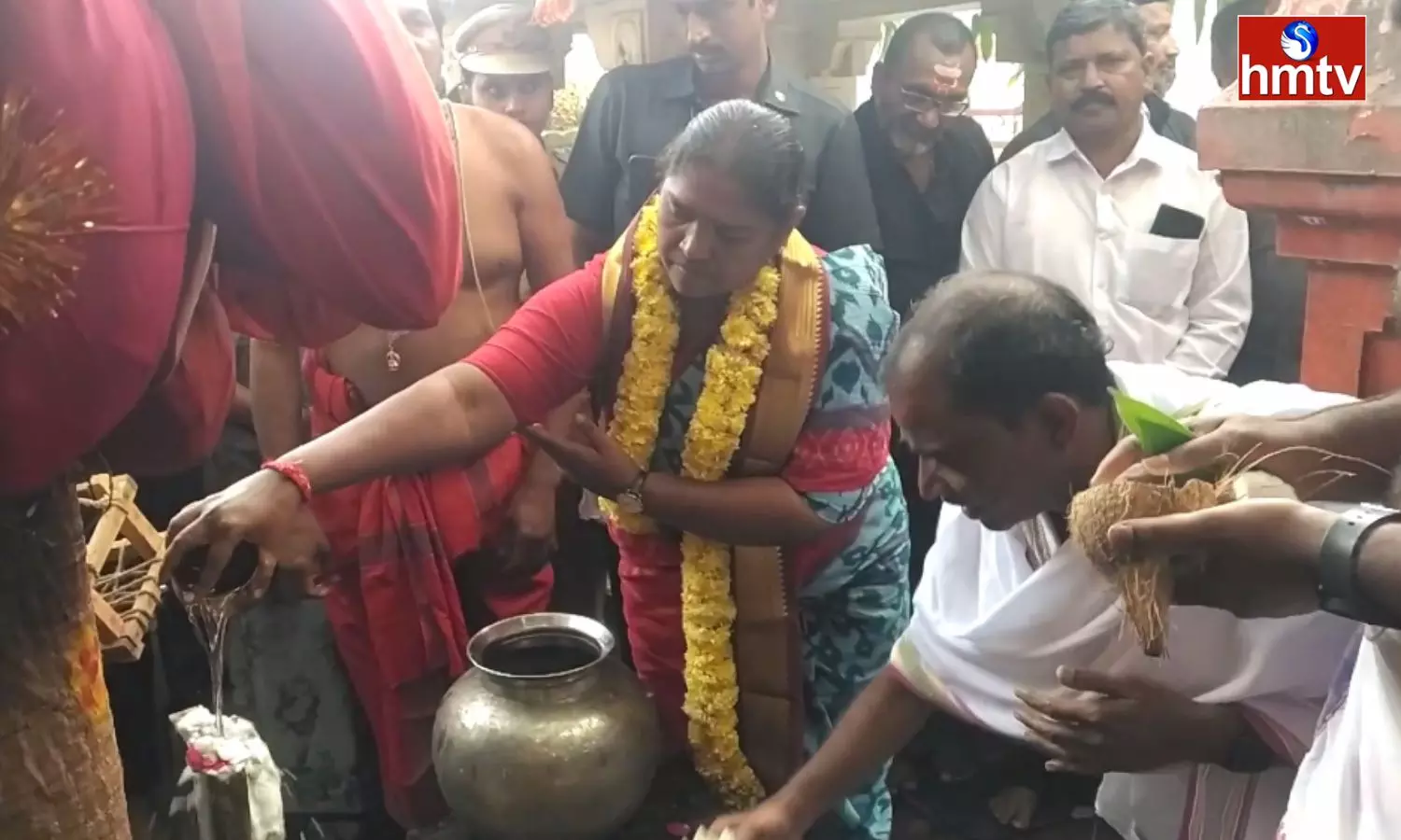 Seethakka visited Sri Panchamukha Nagendra Swamy in Thorrur