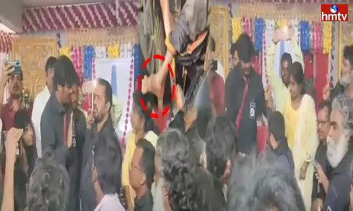 Bairi Naresh Hit The Ayyappa Devotees With A Car Bairi Naresh Hit The Ayyappa Devotees With A Car