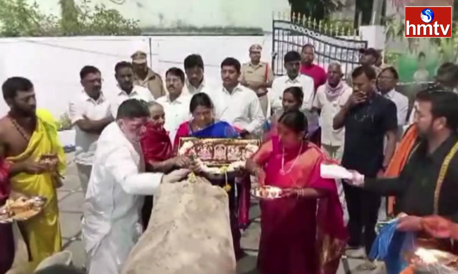 Ponnam Prabhakar worshiped cow with family in Husnabad