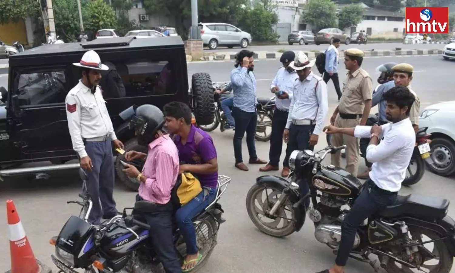 Traffic Police Issued A Challan For Driving A Bike Without Holding Handle Know Guidelines In Telugu
