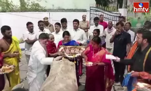 Ponnam Prabhakar worshiped cow with family in Husnabad