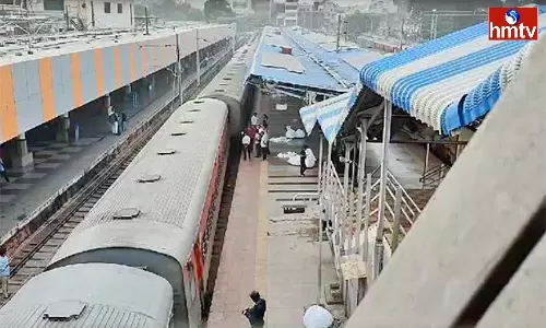 Charminar Express Derailed At Nampally Railway Station