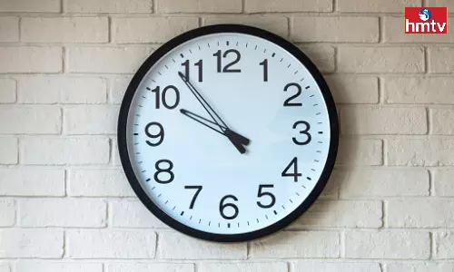 According To Vastu The Clock In The House Should Not Be Placed In This Direction Then You Will Suffer A Lot