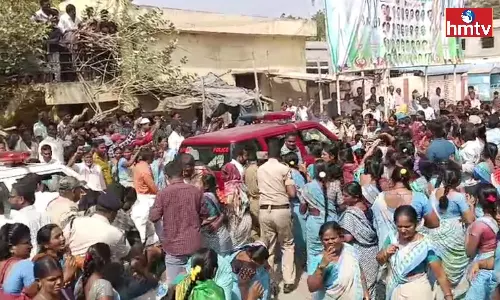 Protest Against Minister Peddireddy In Uravakonda Anantapur District