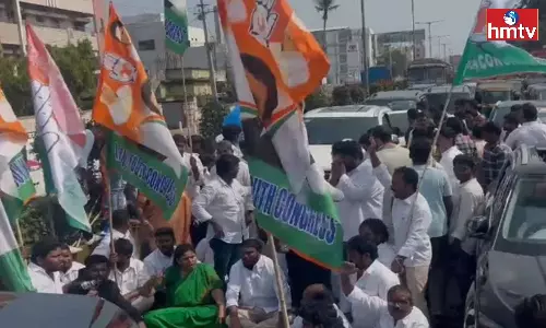 Police Stopped Sharmilas Convoy in Vijayawada