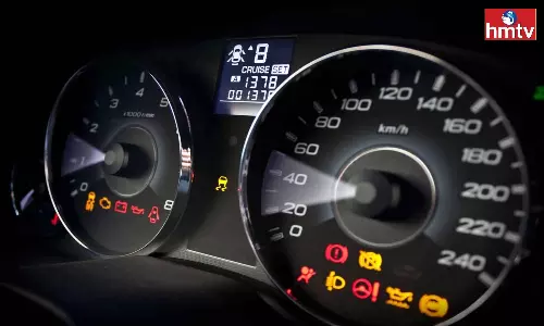 Avoiding These Emergency Car Indicator Lights May Cause Major Damage