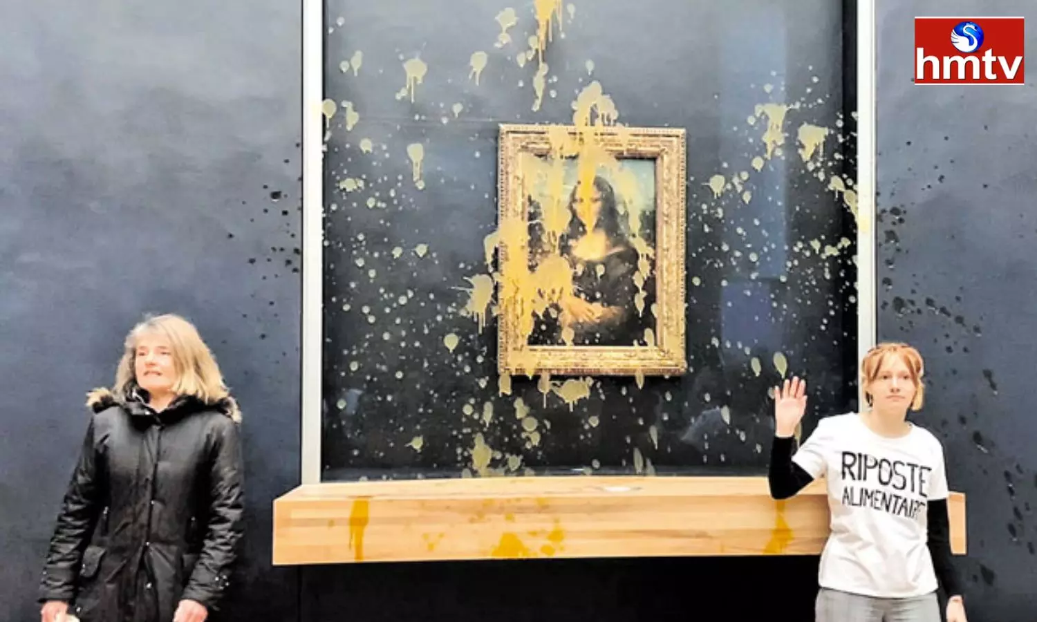 Protesters throw soup at the glass in front of the Mona Lisa