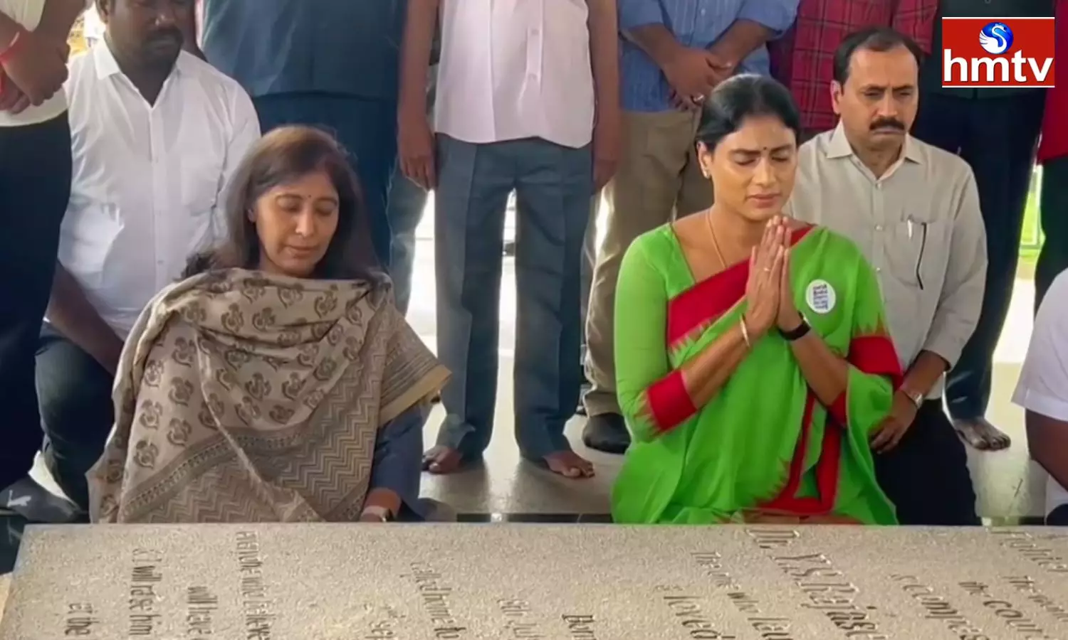YS Sharmila Pays Tribute YSR At Idupulapaya