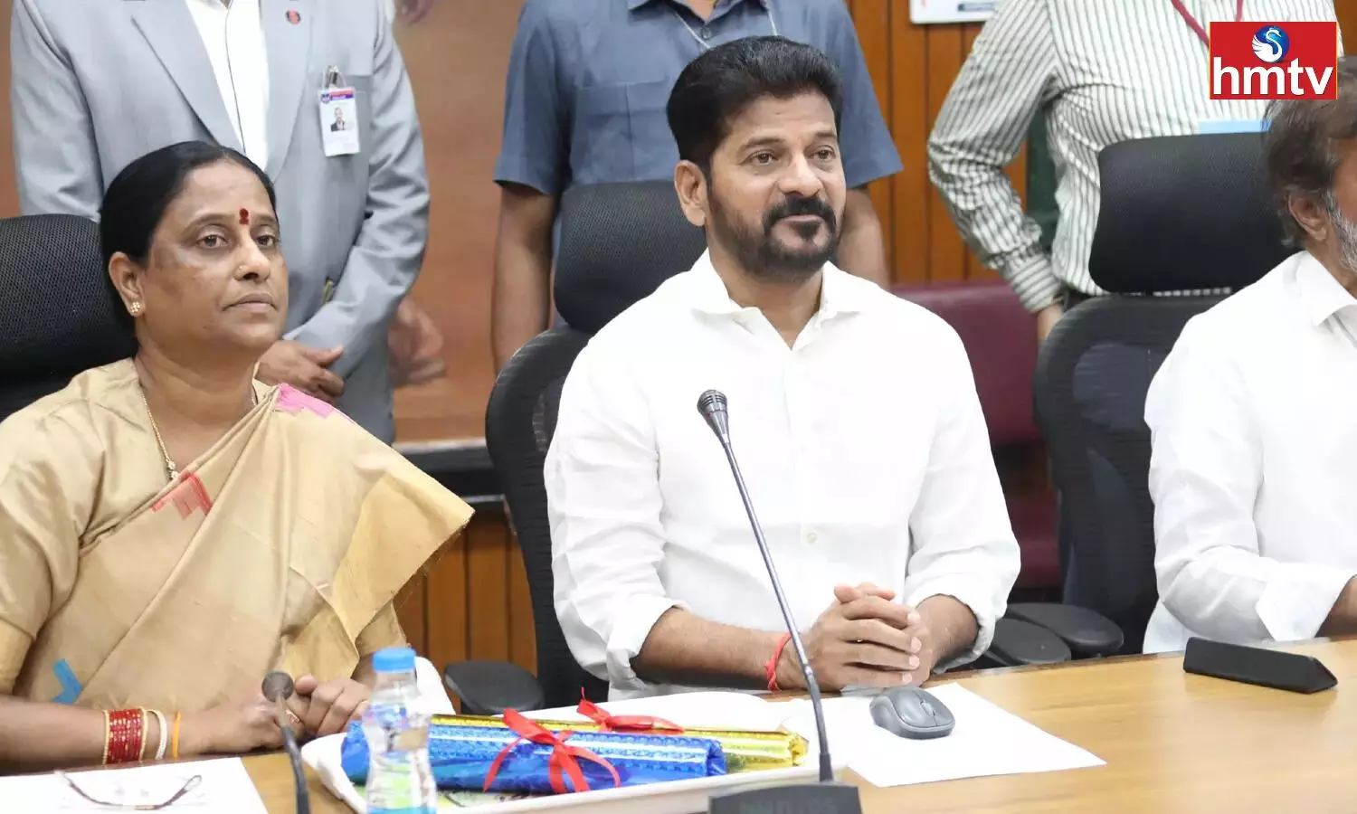 Cm Revanth Reddy Presented Gold To Sammakka And Saralamma Online