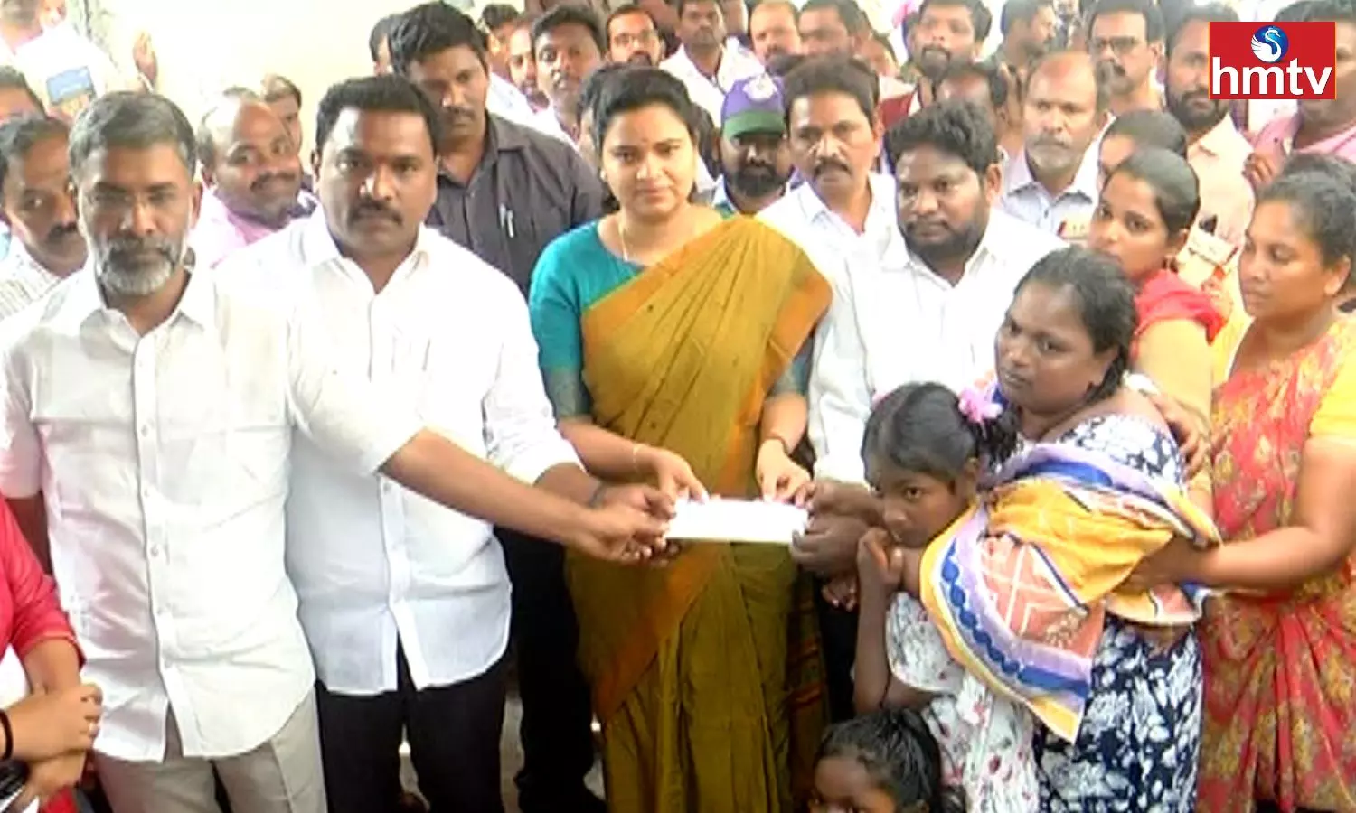 Minister Rajini Visited The Family Of Padma Who Died Of Illness In Guntur