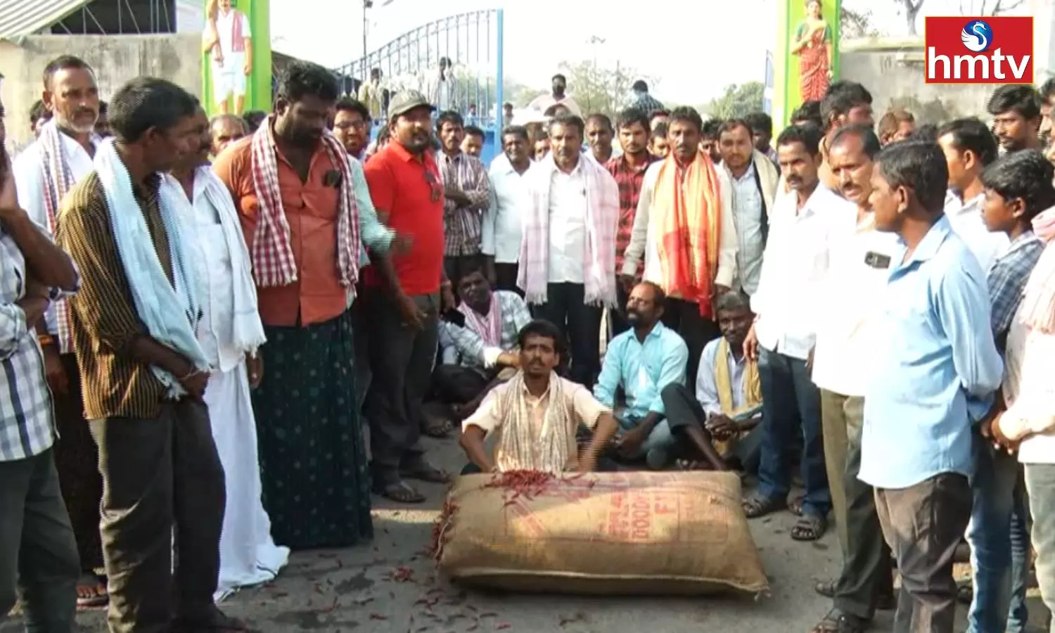 Chilli Farmers besieged The Market Office In Khammam