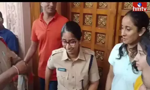 Police Honored Mother And Daughter Who Fought With Robbers Police Honored Mother And Daughter Who Fought With Robbers