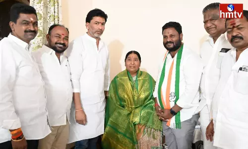 Neelam Madhu Took the blessings of Kata Srinivas Goud mother