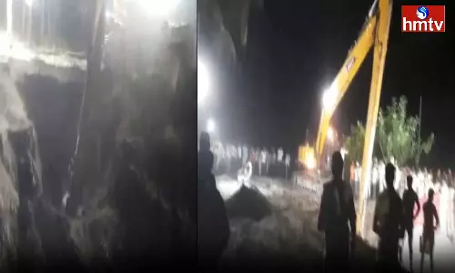 A two-year-old girl Fell into a Bore Well