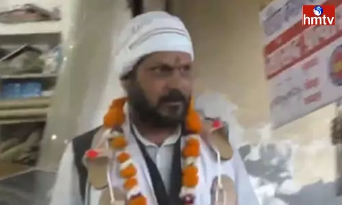 Aligarh: ఓ వ్యక్తి డిఫరెంట్ క్యాంపెయిన్.. చెప్పుల దండతో ప్రచారం