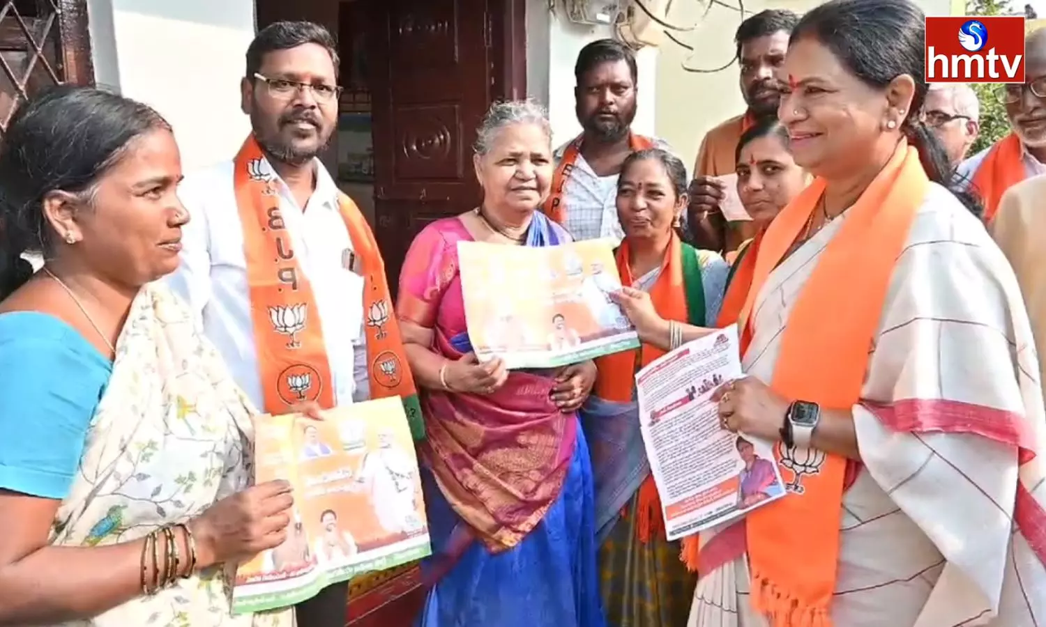 DK Aruna door-to-door Campaign in Veerannapet, Mahabubnagar