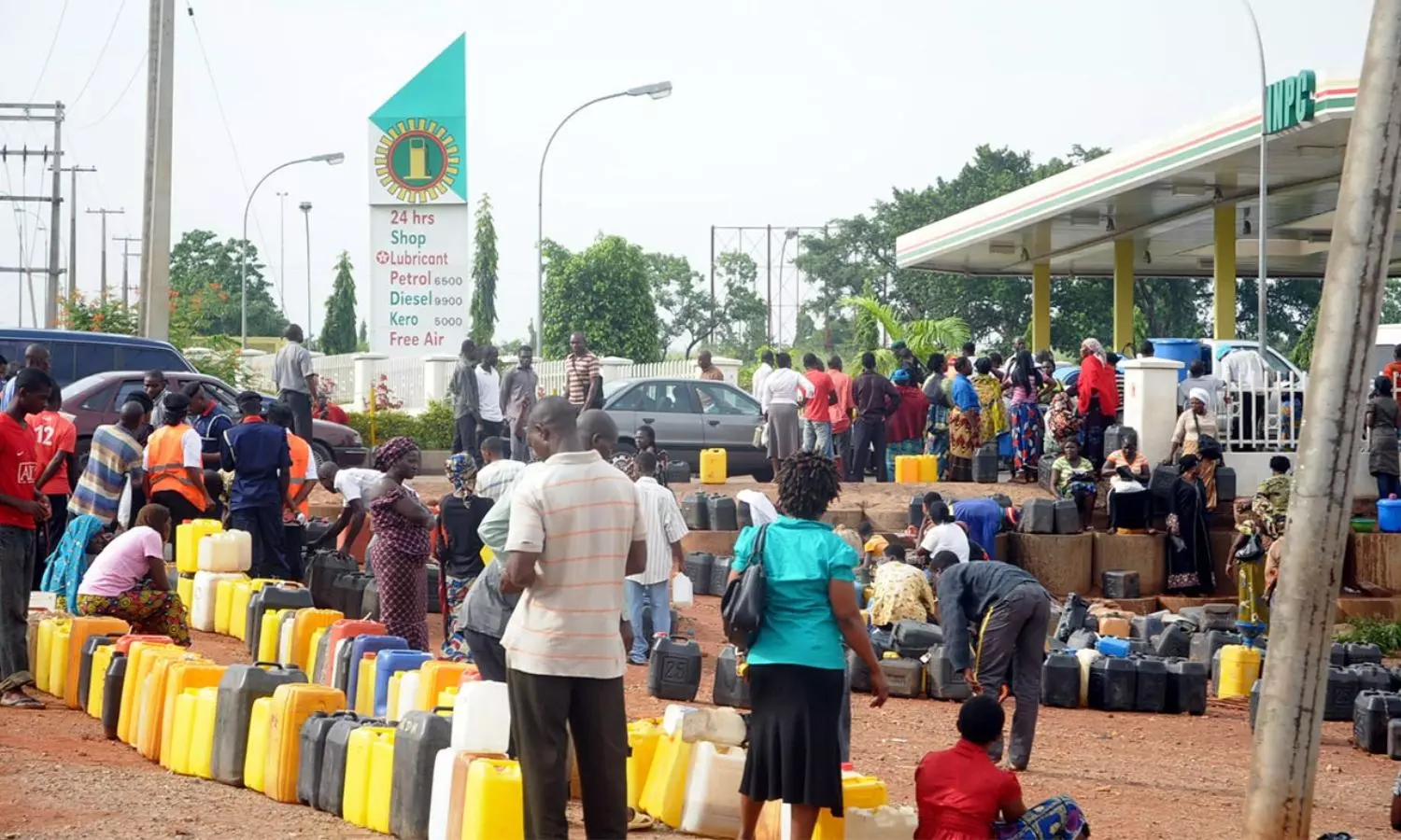 Nigeria Takes Srilanka Path Petrol Bunks Filled With People