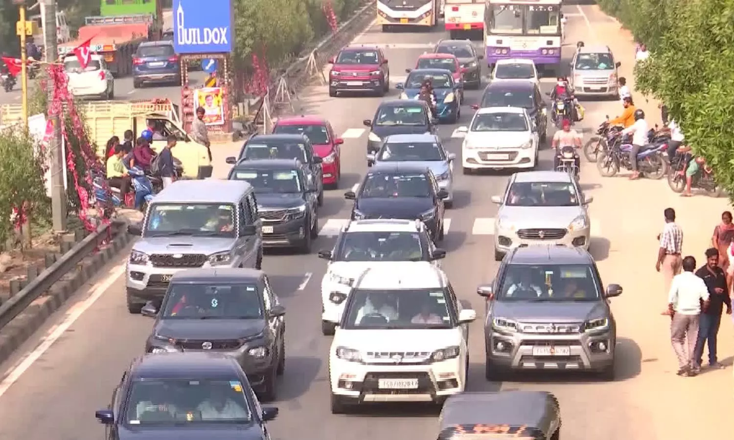 Heavy traffic jam on LBnagar-Vijayawada highway