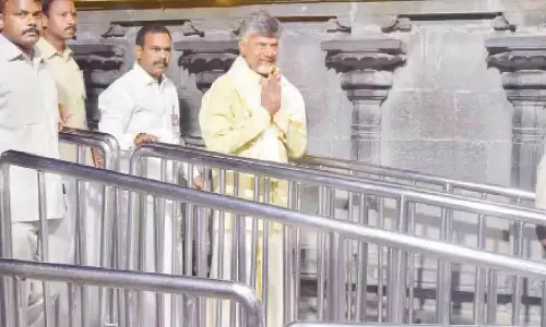 Chandrababu Naidu Visits Tirumala Tirupati Temple Chandrababu Naidu Visits Tirumala Tirupati Temple