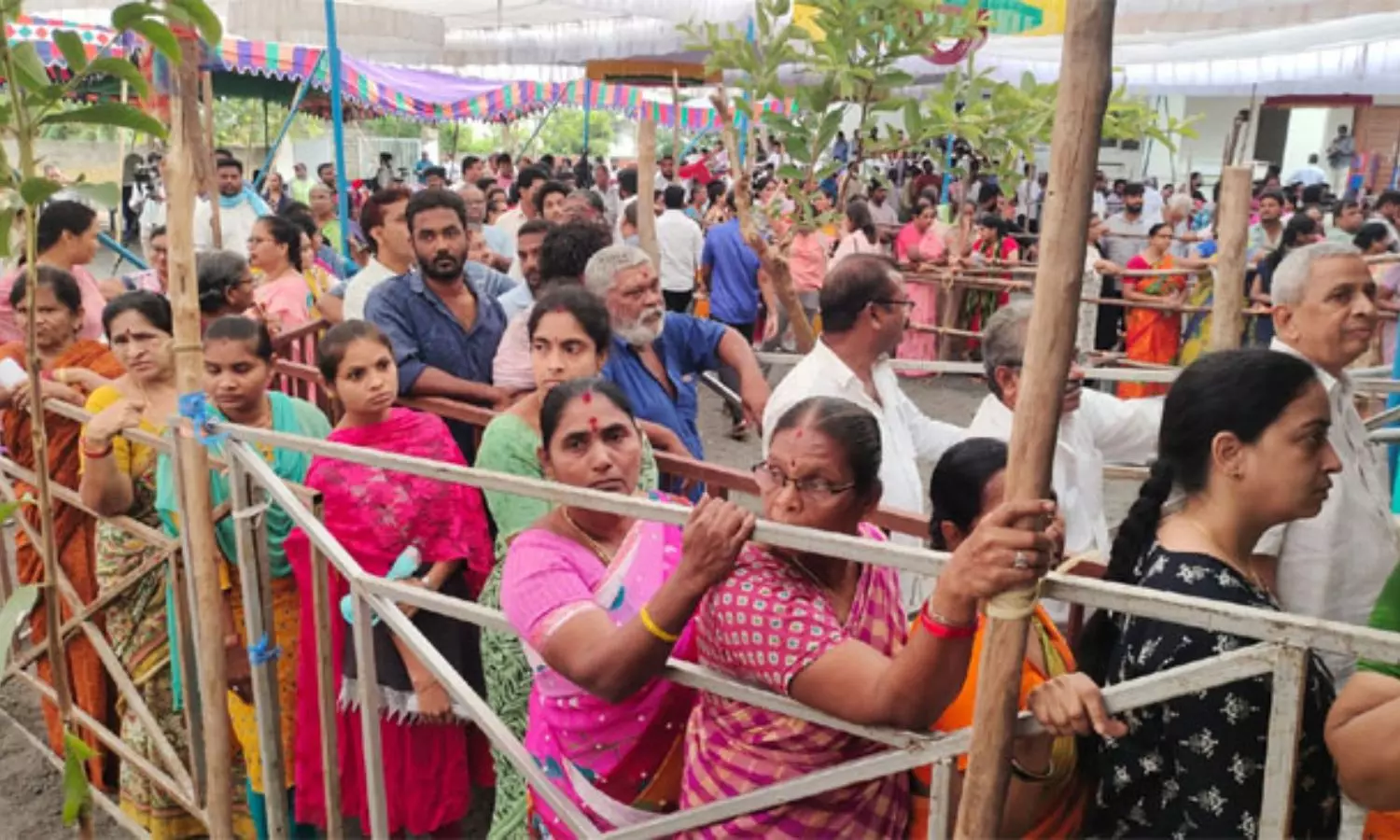 Huge Voters Que Line At Polling Centres in Andhra Pradesh