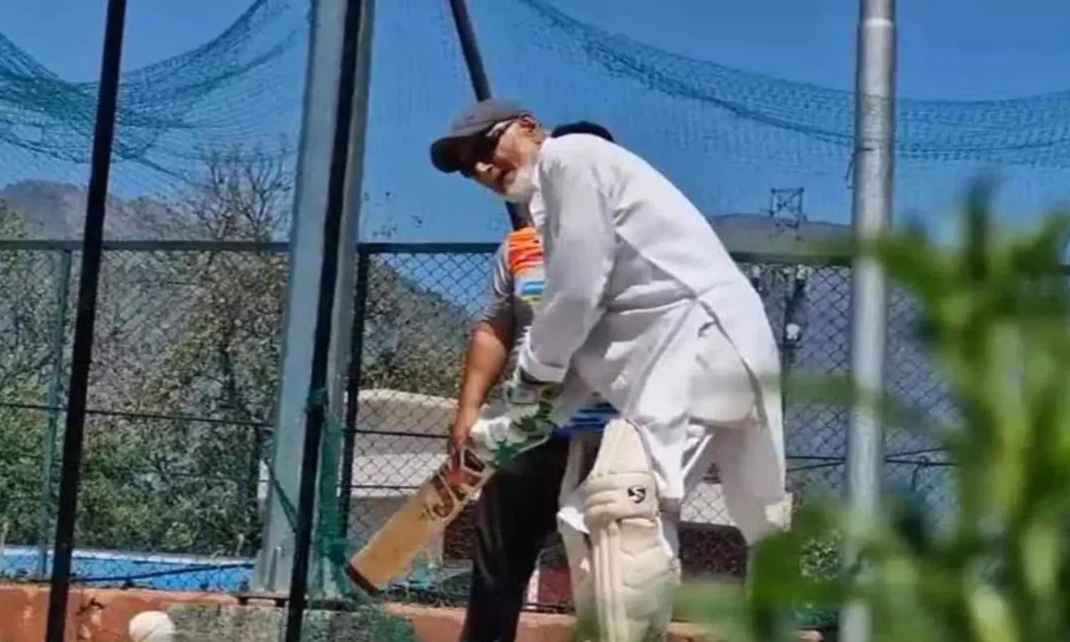 102 Year Old Kashmir Man Plays Cricket