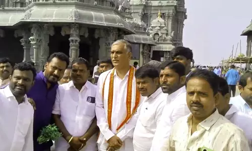 Harish Rao visited Yadagiri Lakshmi Narasimha Swamy Harish Rao visited Yadagiri Lakshmi Narasimha Swamy