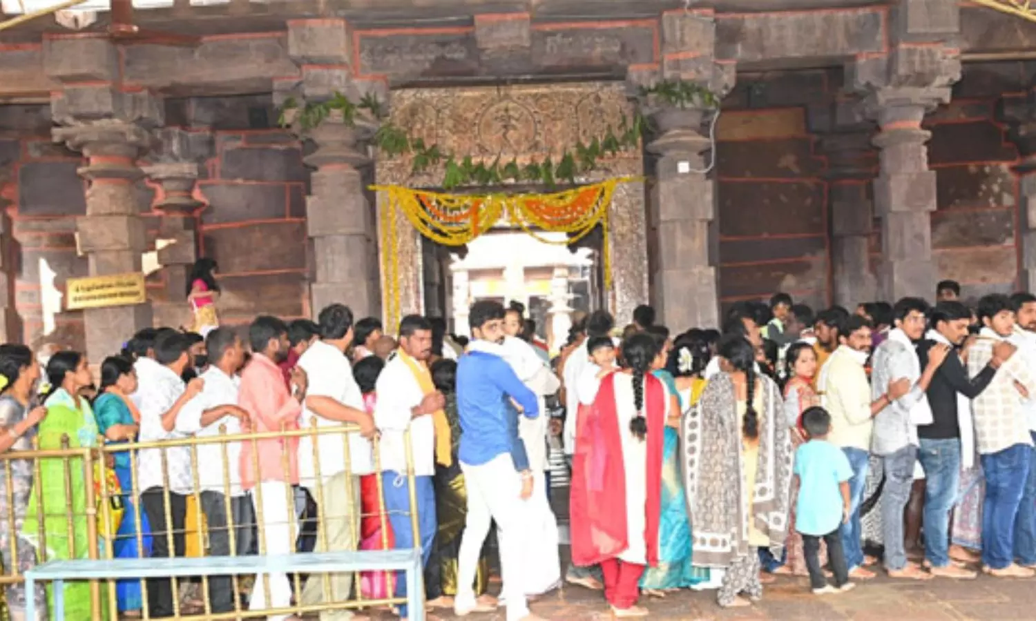 Huge Devotees Rush in Srisailam Temple