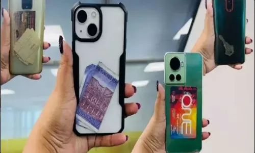 Are You Putting Money Atm Card Etc In the Back Cover Of Your Phone Small Mistake Can Cause A Big Accident