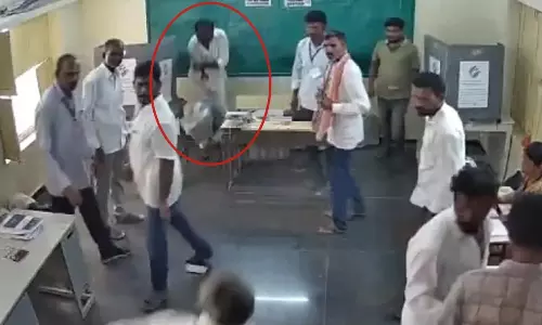 YSRCP Pinnelli Ramakrishna Reddy Broke EVM Machine Exclusive Visuals