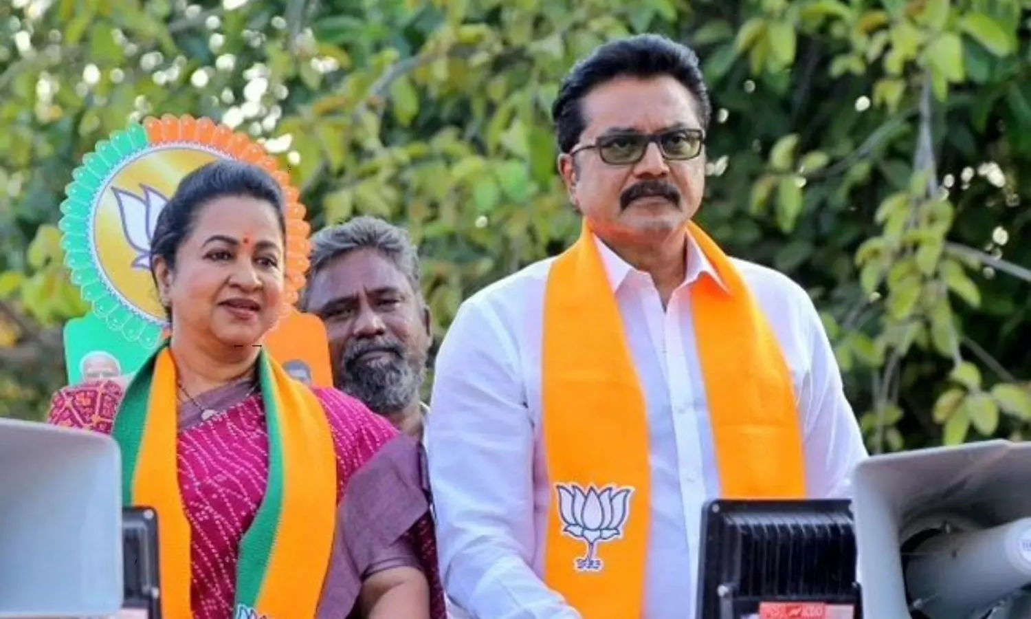 Actor Sarath Kumar Performs Angapradakshinam for Wife Radhika