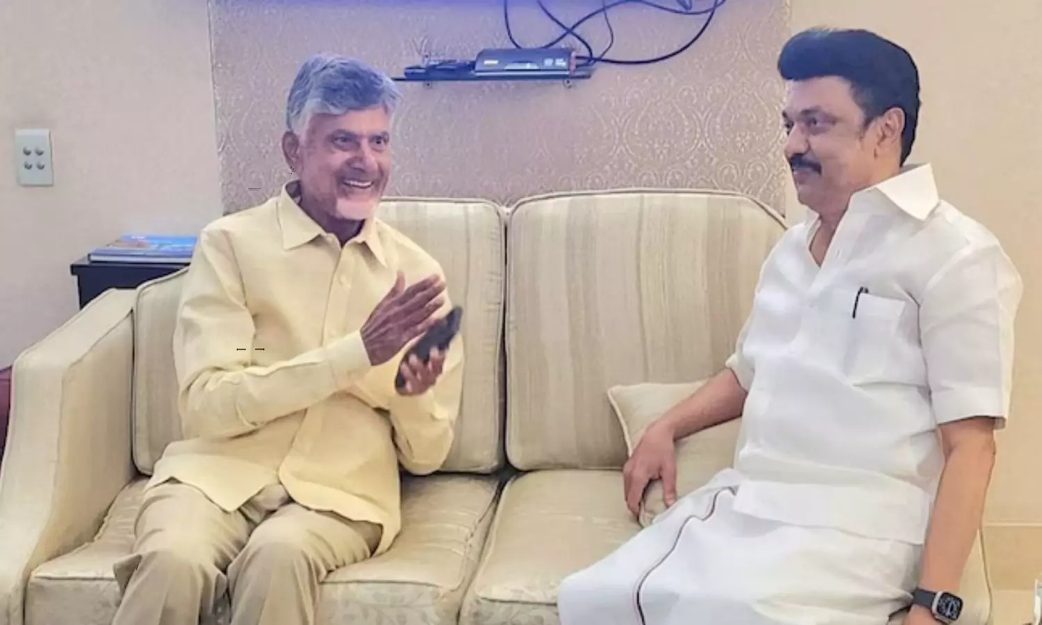 MK Stalin Meets Chandrababu Naidu at Delhi Airport