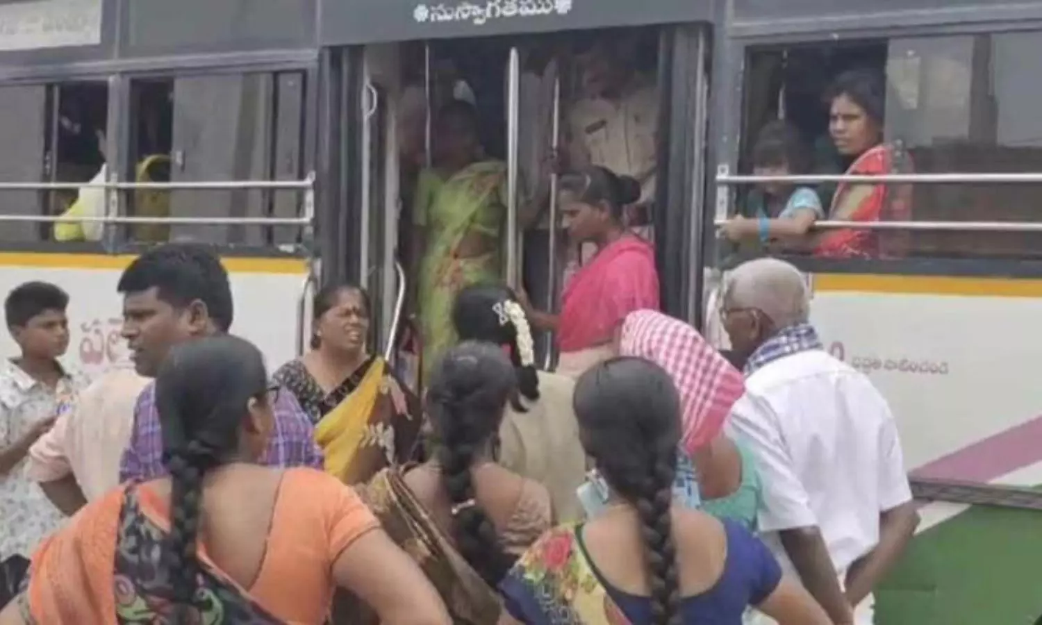 Fight Between Female Passenger And The Conductor In An RTC Bus Went To The Police Station