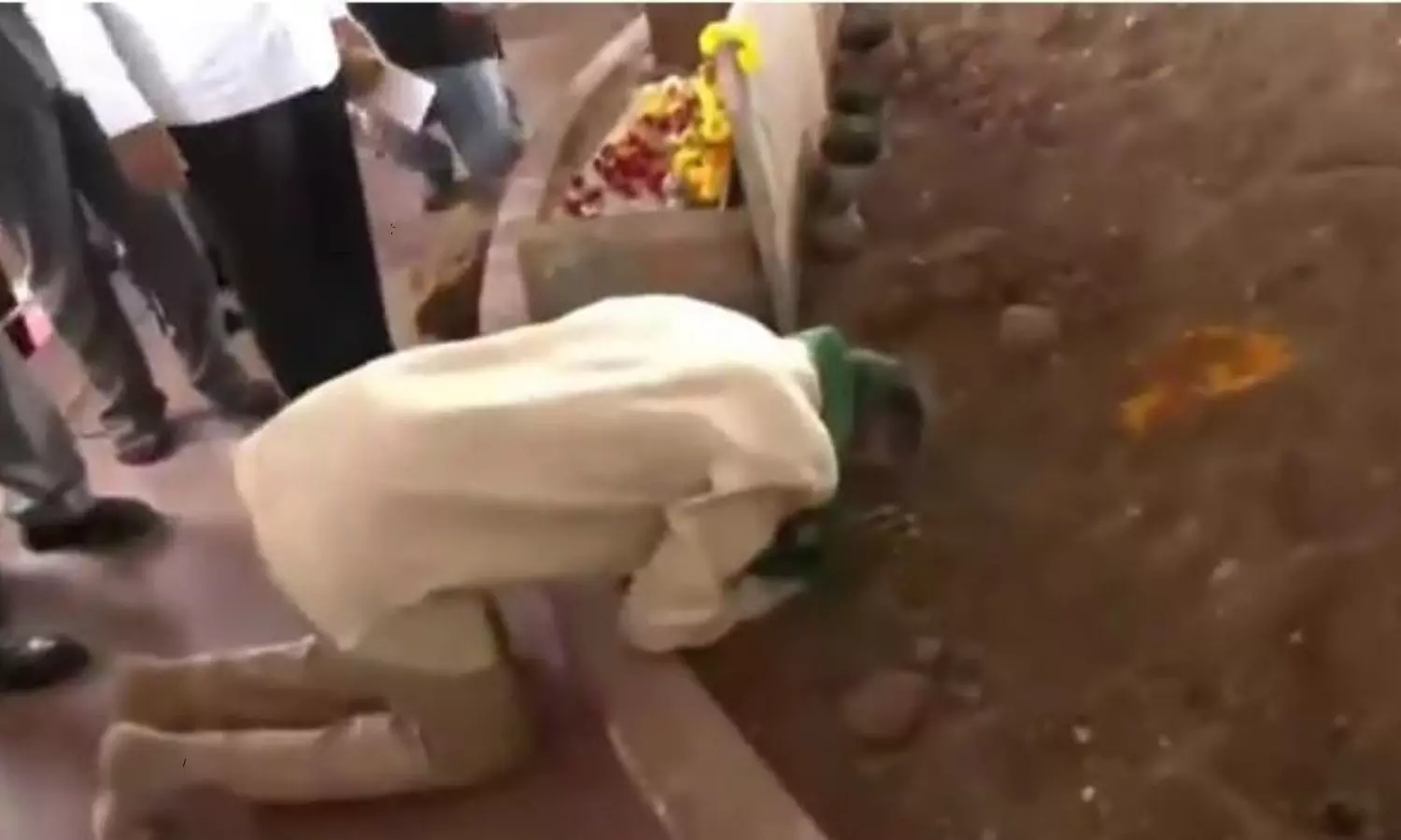 AP CM Chandrababu Bowed at Amaravati Foundation Stone Place