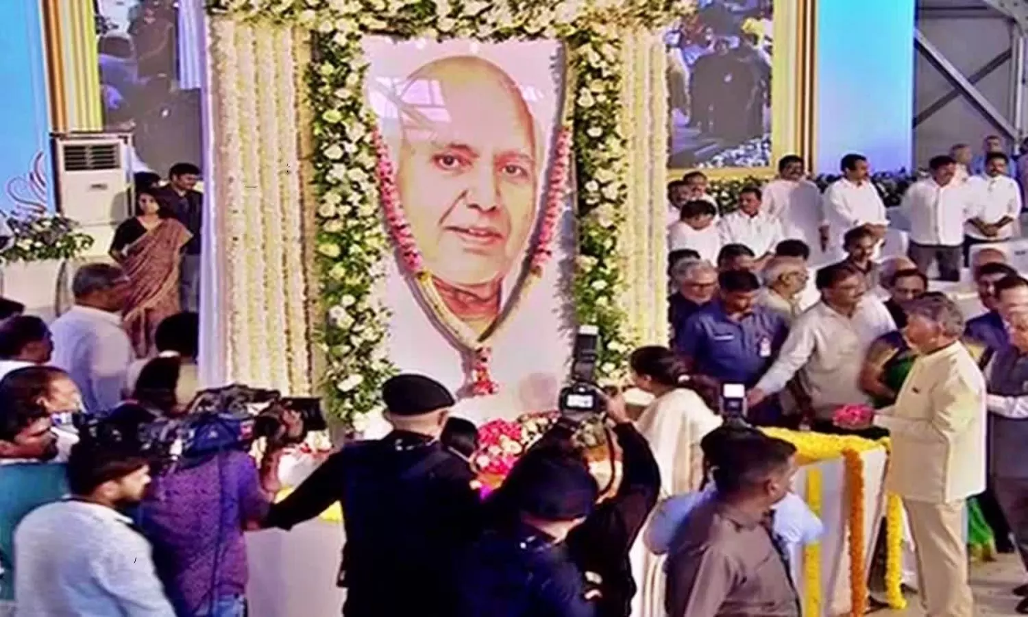 Chandrababu And Pawan Kalyan Attends Ramoji Rao Memorial Service In Vijayawada