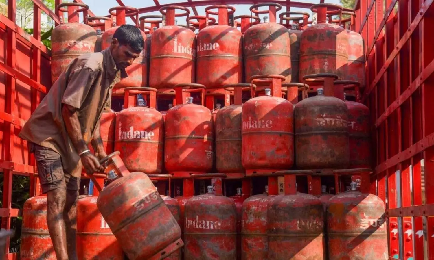 LPG Commercial Cylinder Price Slashed by Rs 30