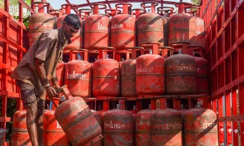 LPG Cylinder Price: గుడ్ న్యూస్.. తగ్గిన గ్యాస్‌ సిలిండర్‌ ధర..!
