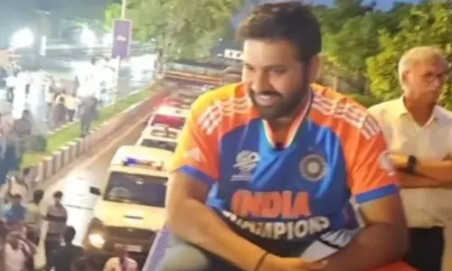 Video: బస్సు దిగి ఫ్యాన్స్‌ మధ్య నుంచి పరుగెత్తిన రోహిత్.. ఎందుకో తెలుసా? వైరల్ వీడియో..