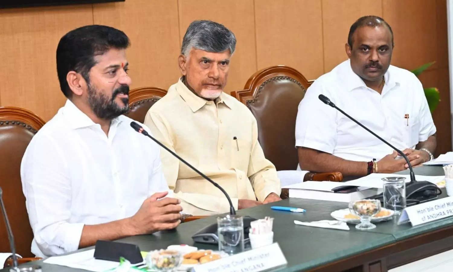 The meeting between Chandrababu and Revanth Reddy started at Hyderabad Praja Bhavan