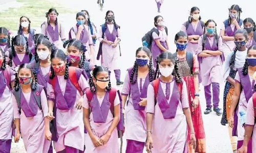 Engineering Fee: ఏపీ విద్యార్థులకు బిగ్ షాక్..ఫీజులపై సర్కార్ కీలక ప్రకటన..బీటెక్ కోర్సులకు రూ. 1.03లక్షలు Engineering Fee: ఏపీ విద్యార్థులకు బిగ్ షాక్..ఫీజులపై సర్కార్ కీలక ప్రకటన..బీటెక్ కోర్సులకు రూ. 1.03లక్షలు