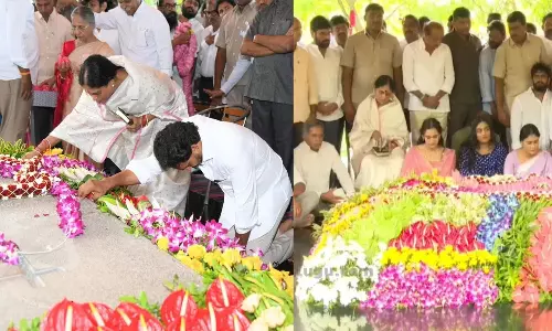 YS Jagan, Sharmila Pay Tributes At YSR Ghat YS Jagan, Sharmila Pay Tributes At YSR Ghat
