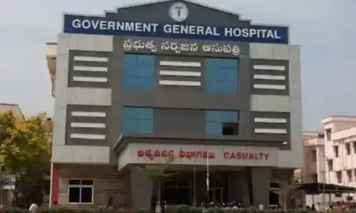 Vijayawada government hospital: విజయవాడ ప్రభుత్వ ఆస్పత్రిలో అర్ధరాత్రి ఆందోళన Vijayawada government hospital: విజయవాడ ప్రభుత్వ ఆస్పత్రిలో అర్ధరాత్రి ఆందోళన