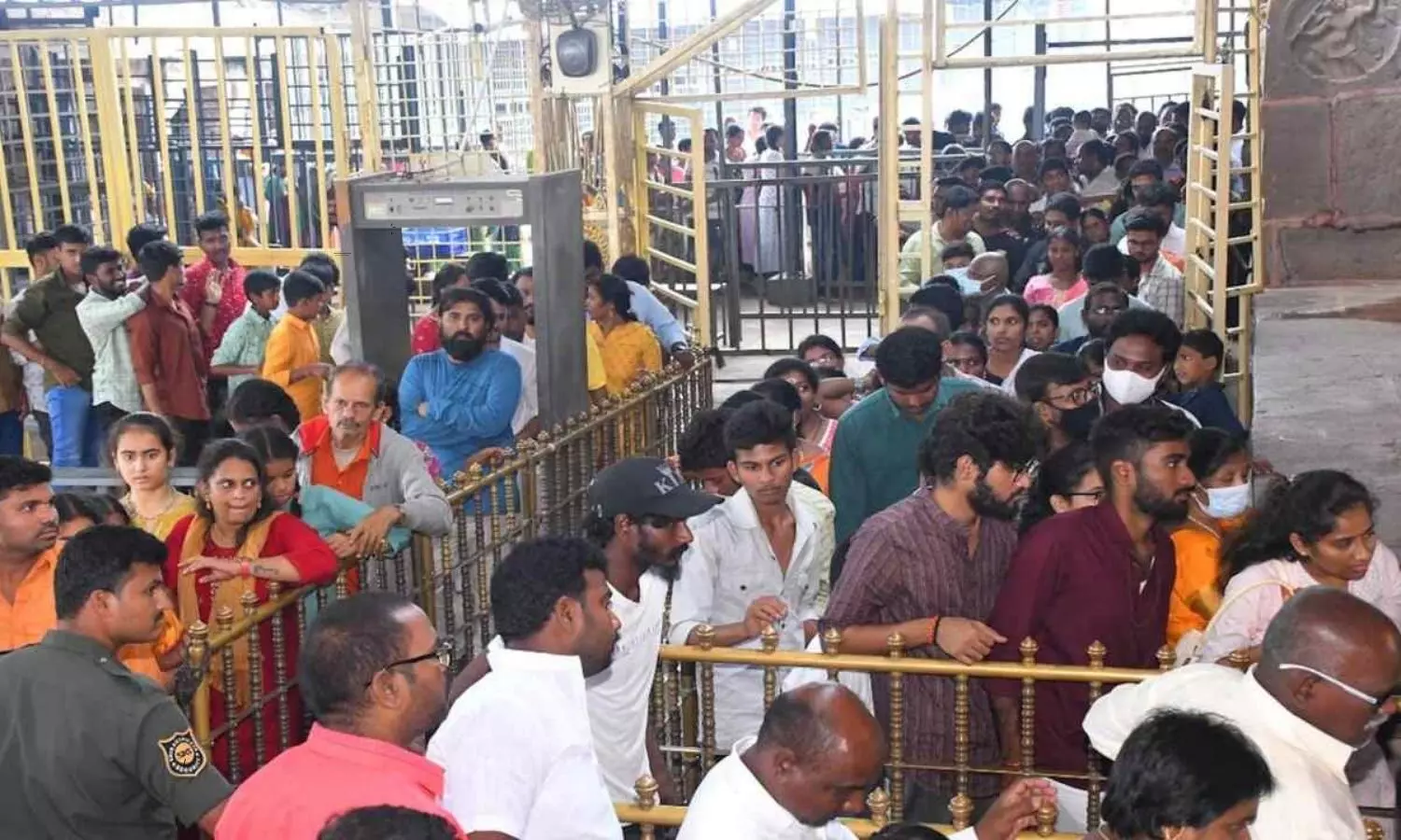 Huge Devotees Rush At Srisailam Mallikarjuna Swamy Temple