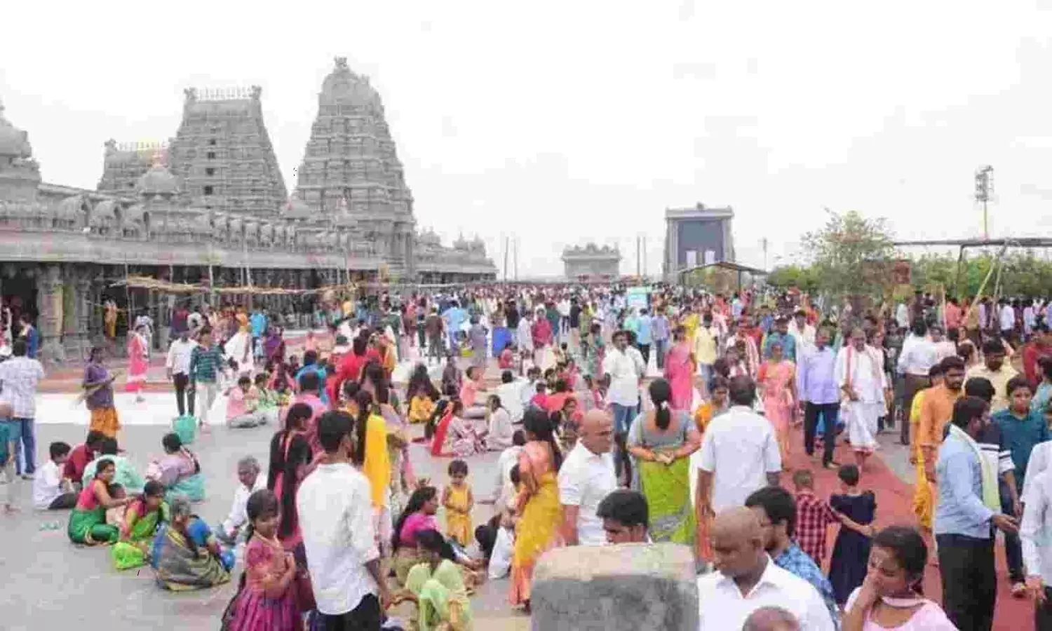 Crowd of devotees at Yadagirigutta temple